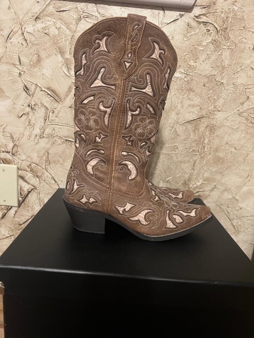 Laredo Brown Embroidered Western Boots. - Picture 5 of 8